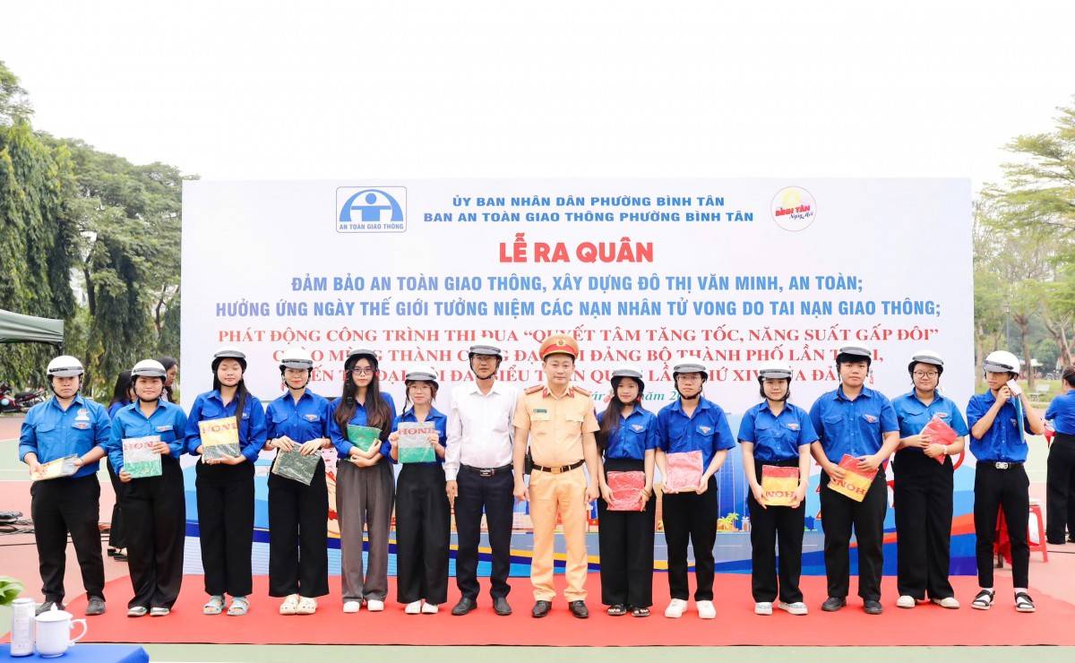 Phường cũng đã trao tặng nón bảo hiểm cho đại diện hội viên Hội Phụ nữ, Hội Cựu chiến binh, đoàn viên thanh niên và các hộ gia đình trên địa bàn góp phần nâng cao ý thức tự bảo vệ khi tham gia giao thông.