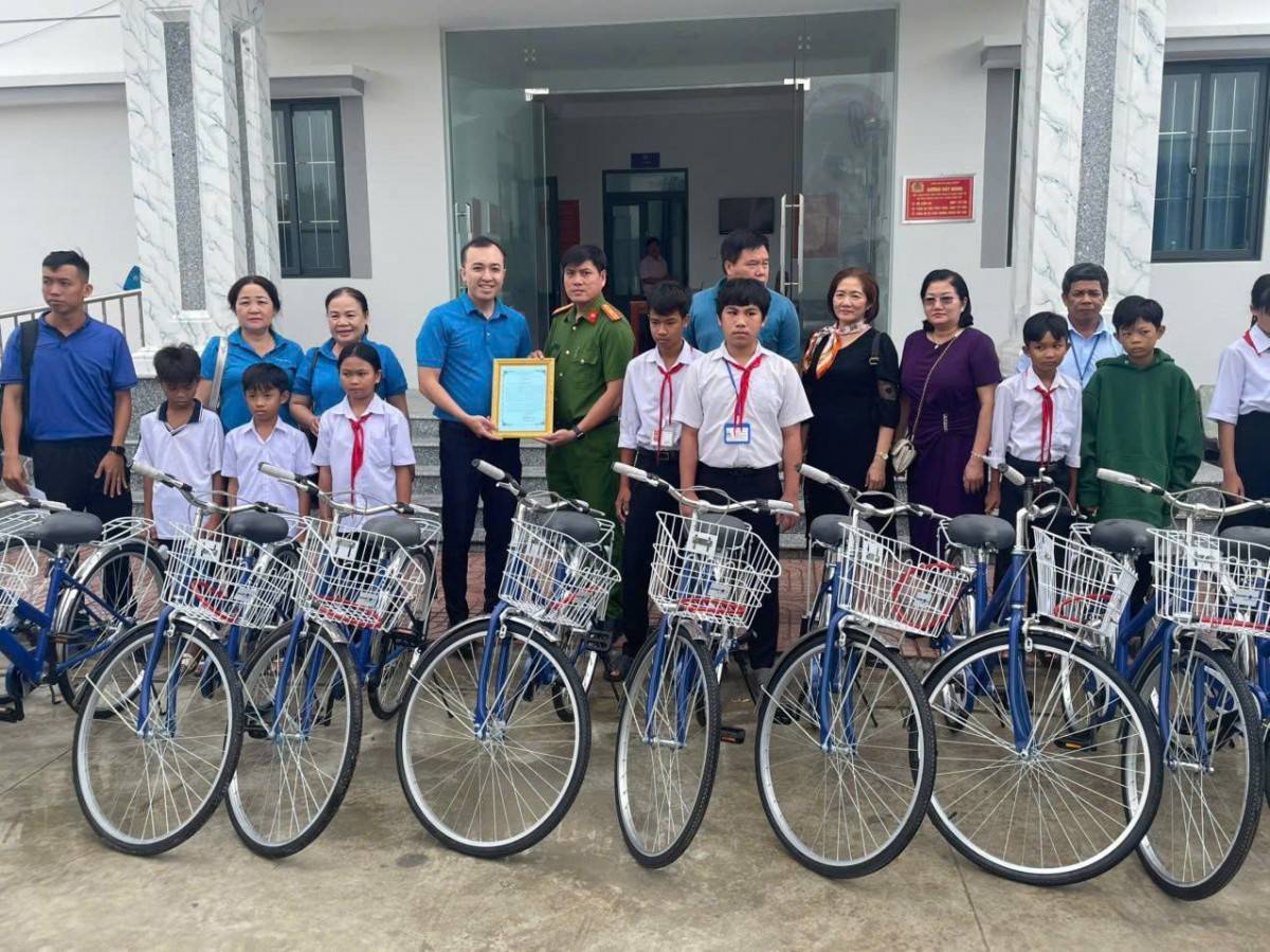 Đồng chí Thiếu tá Nguyễn Hoàng Chuyển, Phó Trưởng Công an xã Long Thành, thay mặt gia đình các em học sinh và các nhà trường gửi thư cảm ơn đến nhà tài trợ