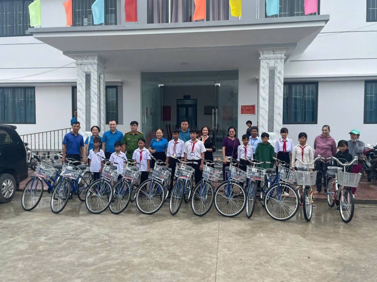 Đơn vị tài trợ cùng Công an xã tổ chức trao xe đạp cho các em học sinh