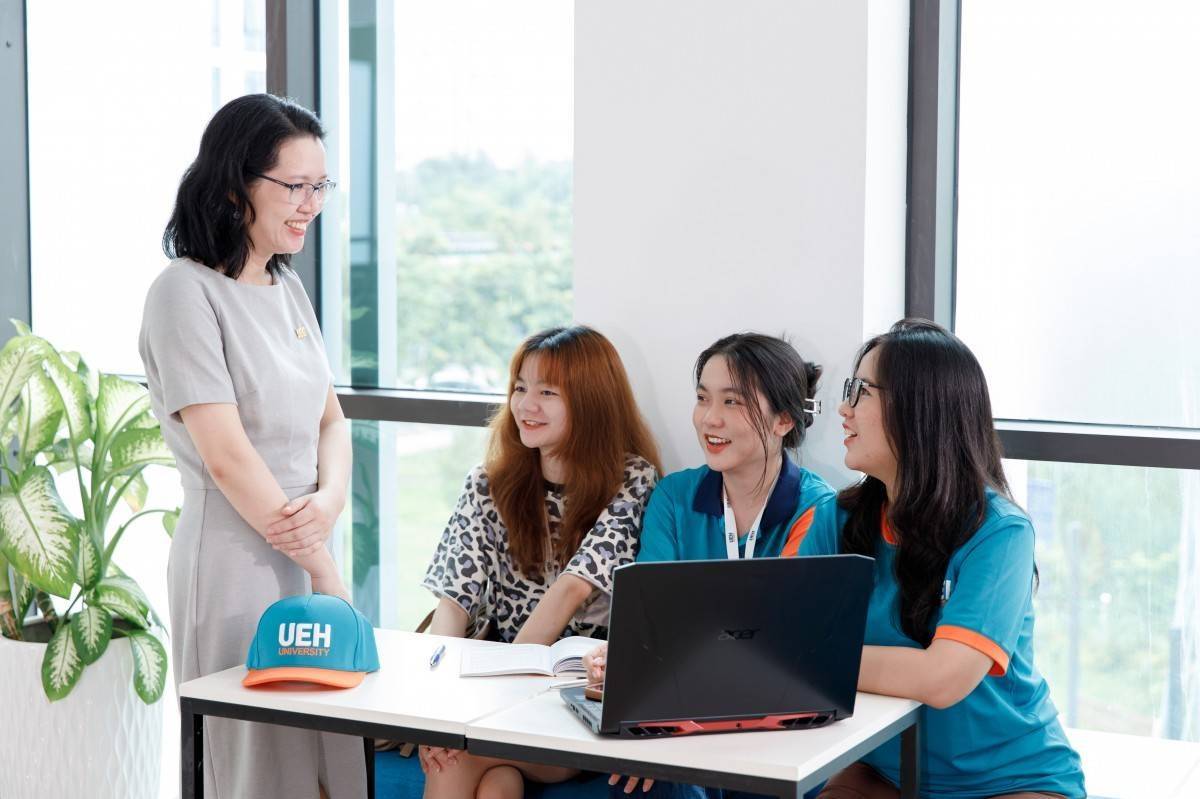 UEH chia sẻ khó khăn với sinh viên 5 tỉnh vùng bão lũ