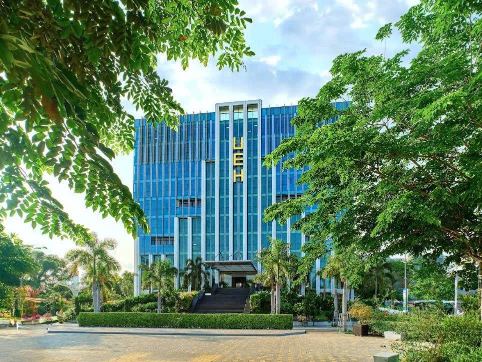 UEH chia sẻ khó khăn với sinh viên 5 tỉnh vùng bão lũ