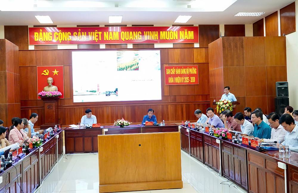 Ông Nguyễn Phước Thiện – Bí thư Đảng ủy phường Sa Đéc báo cáo về kết quả vận hành chính quyền địa phương 2 cấp, việc thực hiện các nhiệm vụ phát triển kinh tế - xã hội năm 2025 và tiến độ chuẩn bị tổ chức Festival Hoa – Kiểng Sa Đéc lần II