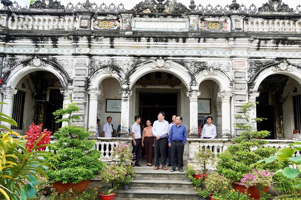 Phó Chủ tịch Quốc hội Lê Minh Hoan cùng Đoàn công tác khảo sát tại Nhà cổ Huỳnh Thủy Lê