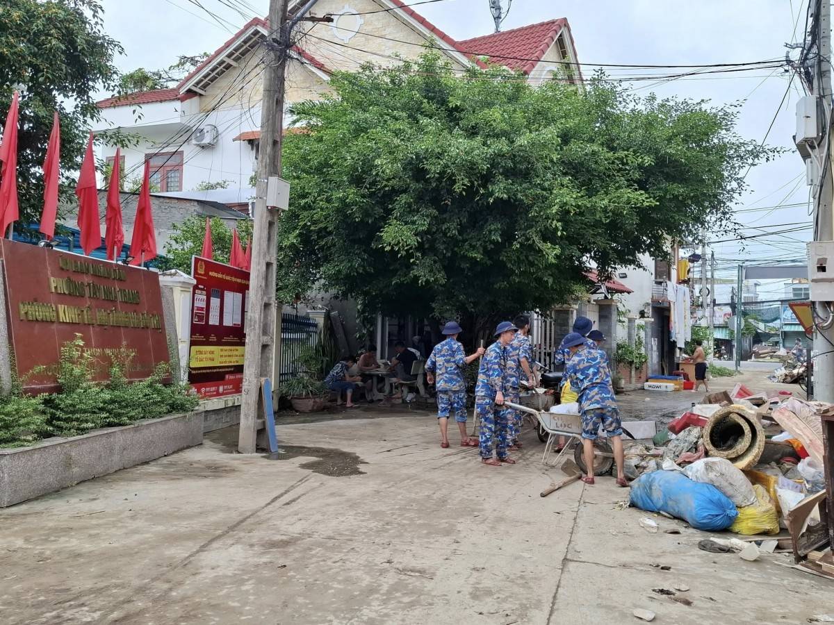 Khánh Hòa mạnh mẽ đứng lên, vượt qua mưa lũ trong vòng tay đồng bào, chiến sĩ cả nước