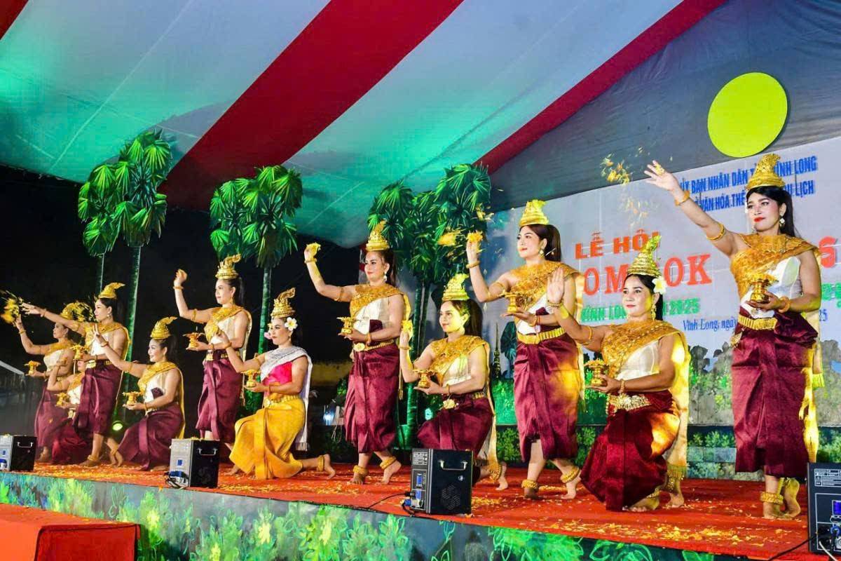 Lễ hội Ok Om Bok của người Khmer đã được Bộ Văn hóa, Thể thao và Du lịch đưa vào Danh mục Di sản văn hóa phi vật thể quốc gia