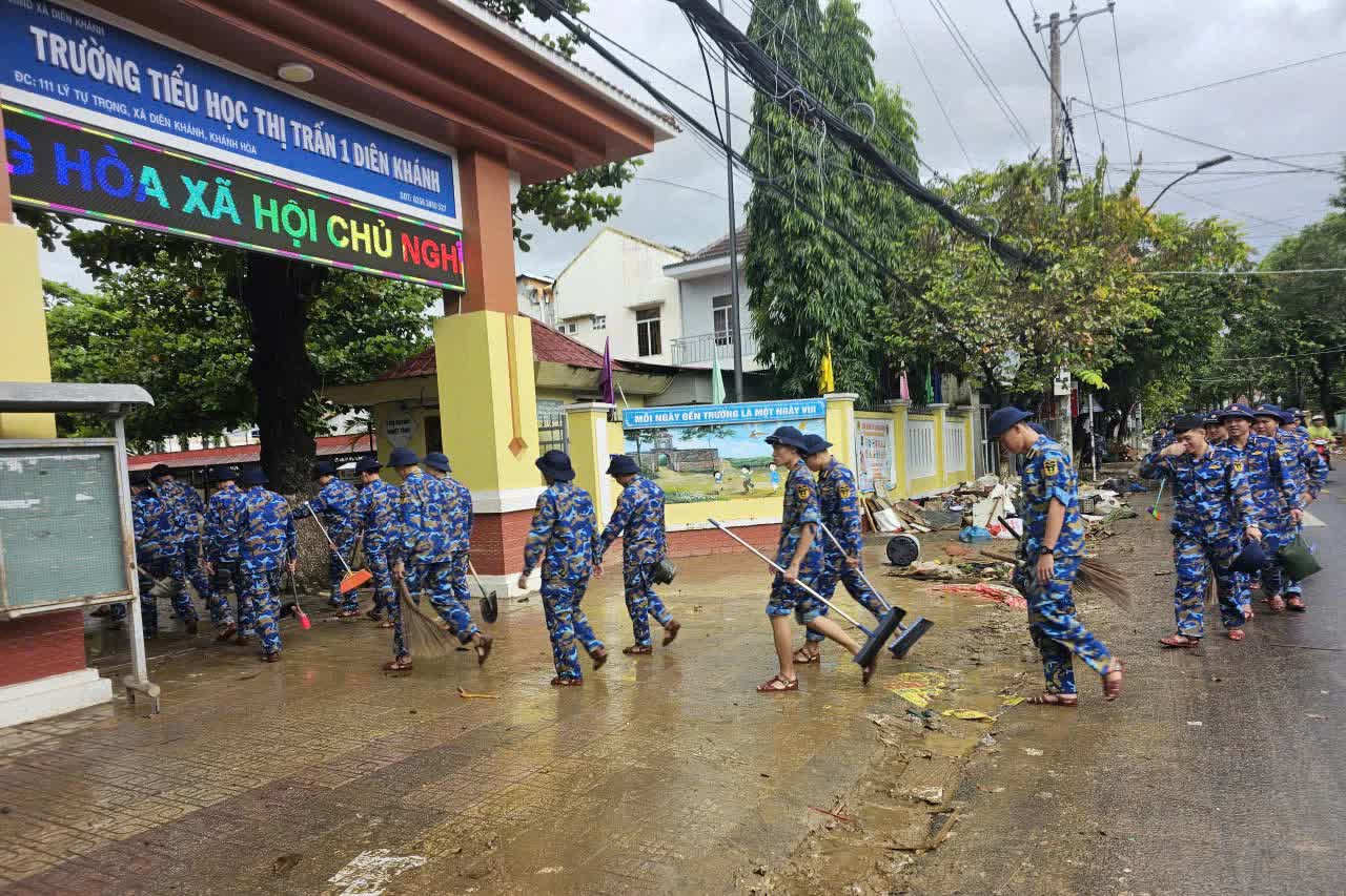 Khánh Hòa mạnh mẽ đứng lên, vượt qua mưa lũ trong vòng tay đồng bào, chiến sĩ cả nước