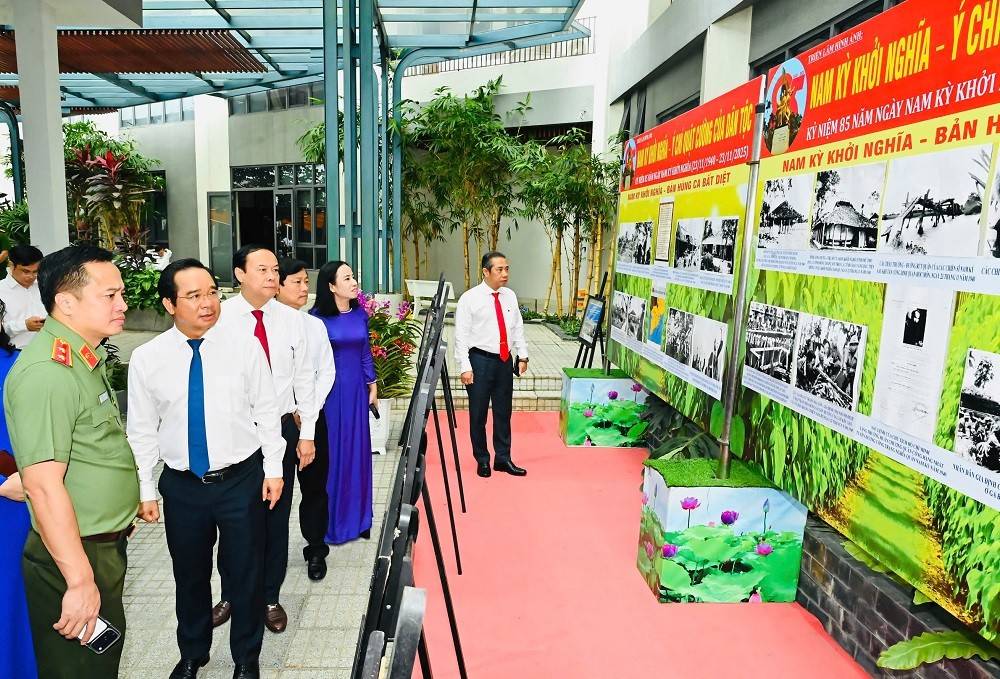 Lãnh đạo TP.Hồ Chí Minh cùng lãnh đạo các sở, ngành tham quan khu vực trưng bày. Ảnh: SGGP