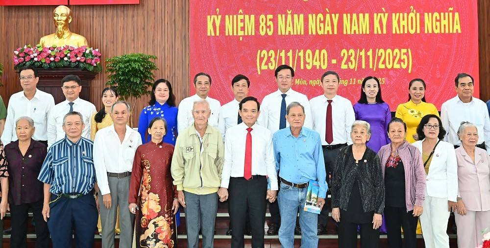 Lãnh đạo TP.Hồ Chí Minh chụp ảnh lưu niệm cùng thân nhân các chiến sĩ Nam Kỳ. Ảnh: SGGP