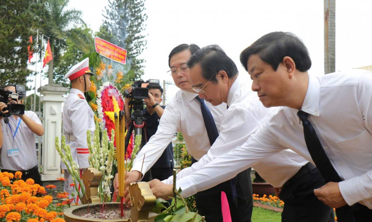 Phó bí thư Thường trực Thành ủy TP.HCM Lê Quốc Phong, Chủ tịch UBND TP.HCM Nguyễn Văn Được, Chủ tịch HĐND TP.HCM Võ Văn Minh dâng hương tại tượng đài tưởng niệm Nam kỳ khởi nghĩa