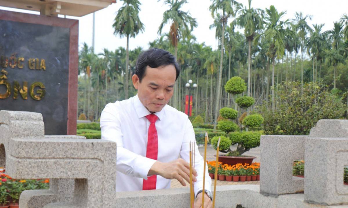 Bí thư Thành ủy TP.HCM Trần Lưu Quang dâng hương tại khu di tích lịch sử quốc gia Ngã Ba Giồng (xã Bà Điểm)