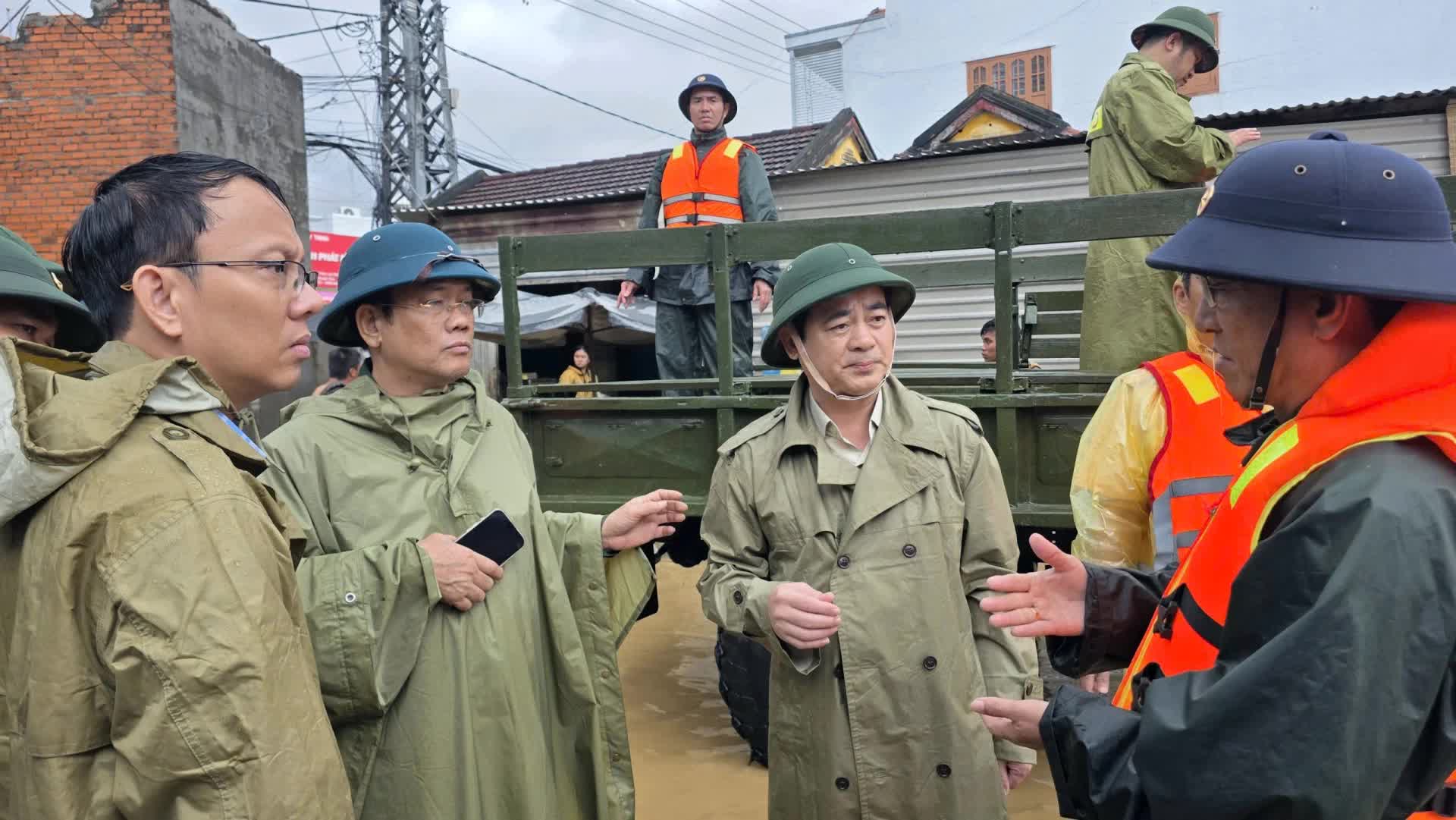 Khánh Hòa tập trung toàn lực cấp bách hỗ trợ nhân dân khắc phục hậu quả mưa lũ