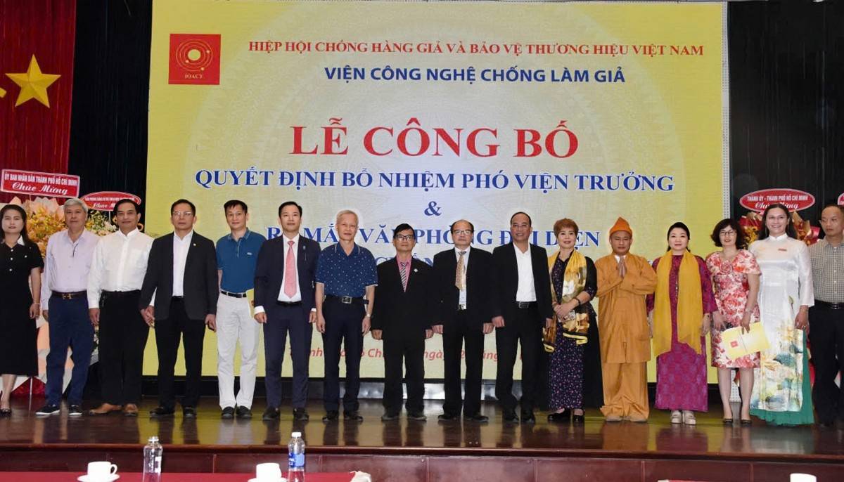 Các khách mời chụp ảnh kỷ niệm tại sự kiện