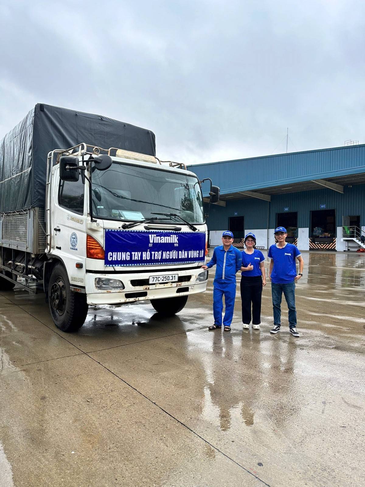 Hình 2a hoặc 2b (báo chọn 1 trong 2 hình): Những chuyến xe dinh dưỡng của Vinamilk sẵn sàng xuất phát xuyên đêm đến với bà con vùng lũ - Ảnh: Vi Nam