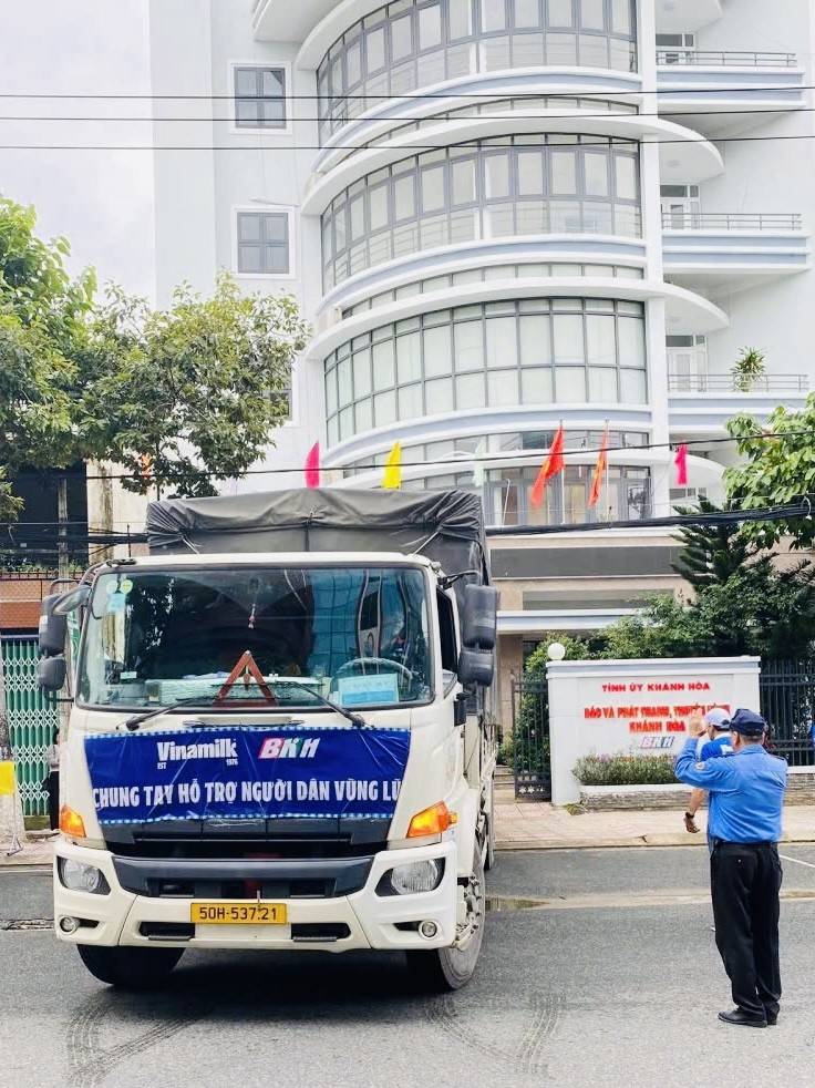 Hình 3a hoặc 3b (báo chọn 1 trong 2 hình): Những chuyến xe dinh dưỡng của Vinamik đã có mặt ở Mặt trận Tổ quốc và cơ quan báo – đài địa phương, kịp thời tiếp ứng dinh dưỡng cho bà con vùng lũ - Ảnh: Vi Nam