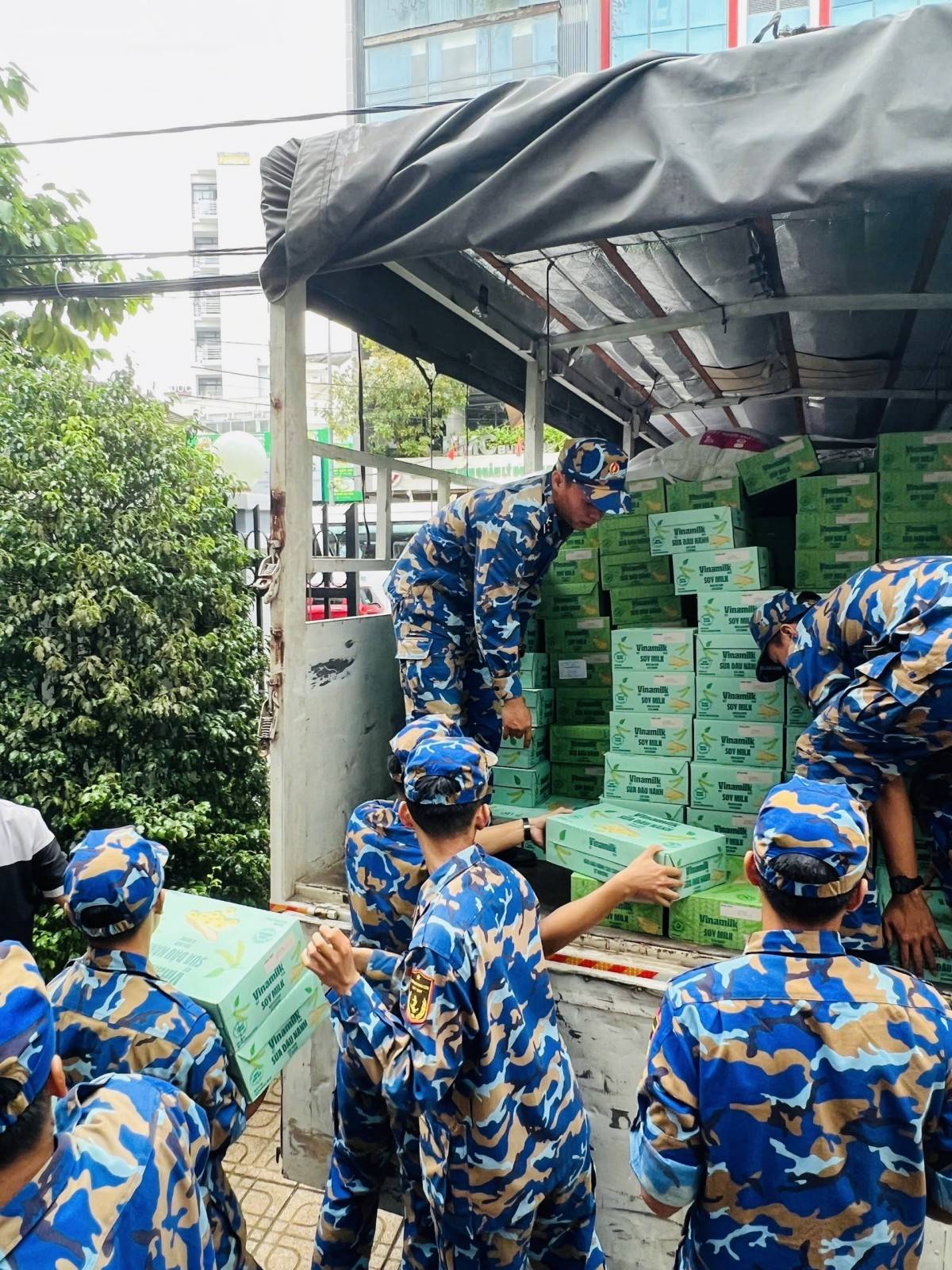  Hình 5a hoặc 5b (báo chọn 1 trong 2 hình): Các chiến sĩ Trung tâm Huấn luyện Vùng 4 Hải quân đang chuyền nhau các sản phẩm dinh dưỡng Vinamilk, sẵn sàng vận chuyển đến tận tay bà con vùng lũ - Ảnh: Vi Nam