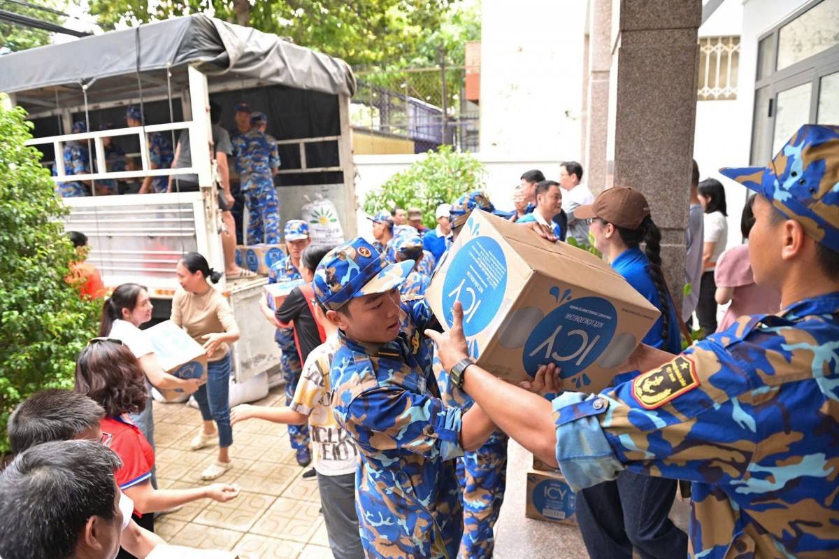 Hình 6a hoặc 6b (báo chọn 1 trong 2 hình): Những sản phẩm dinh dưỡng của Vinamilk được đón nhận để chuyển đến người dân vùng lũ - Ảnh: Vi Nam