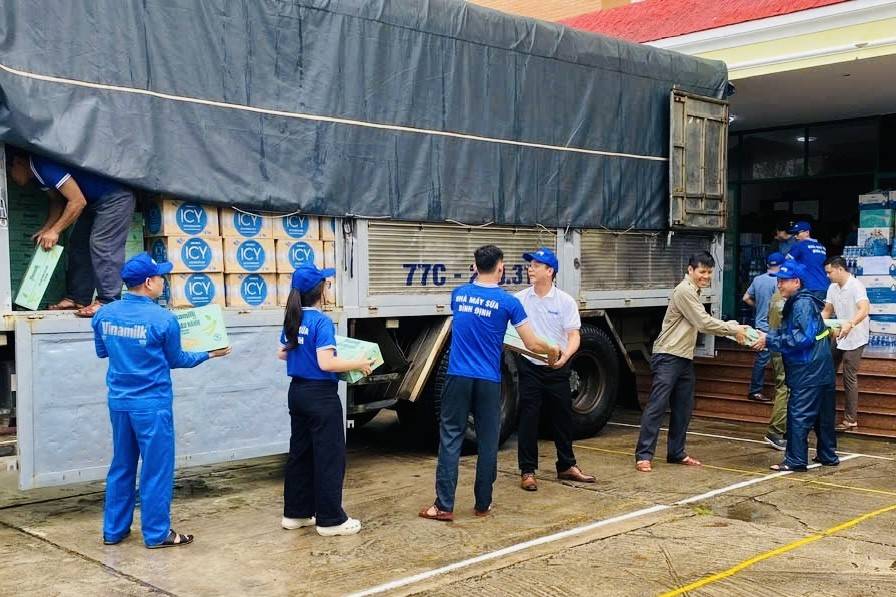 Hình 10a hoặc 10b (báo chọn 1 trong 2 hình): Hàng trăm nghìn sản phẩm Vinamilk được trao tặng cùng nhiều yêu thương và mong muốn đồng bào vùng lũ sớm phục hồi hậu thiên tai - Ảnh: Vi Nam