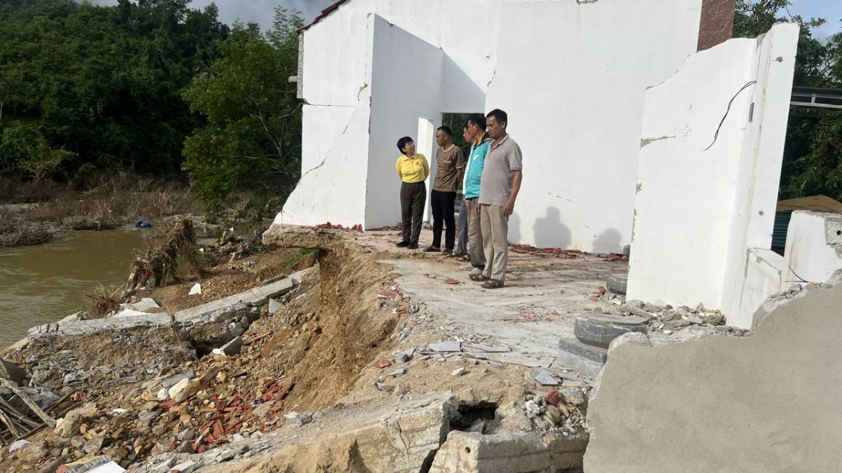 Đại diện Quỹ Thiện Tâm khảo sát hỗ trợ người dân sập nhà tại Nghệ An sau bão số 11