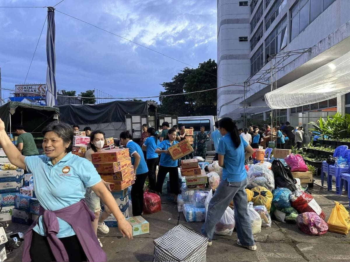 Không khí tại điểm tiếp nhận hàng hóa ủng hộ miền Trung tại phường Tân Sơn Nhất, TP. Hồ Chí Minh.