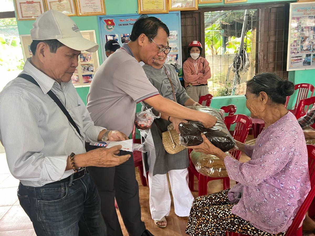 Cứu trợ tại khu vực miền Trung của phường Bảy Hiền, TP. Hồ Chí Minh.