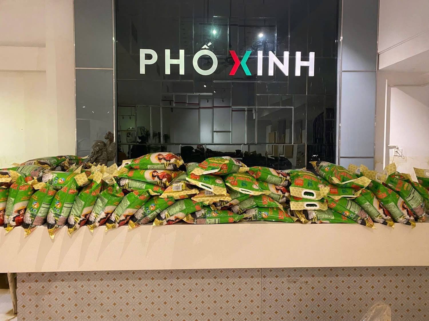 Sau cơn lũ dữ, điều còn ở lại tại Nha Trang – Khánh Hòa là tình người không thể cuốn trôi