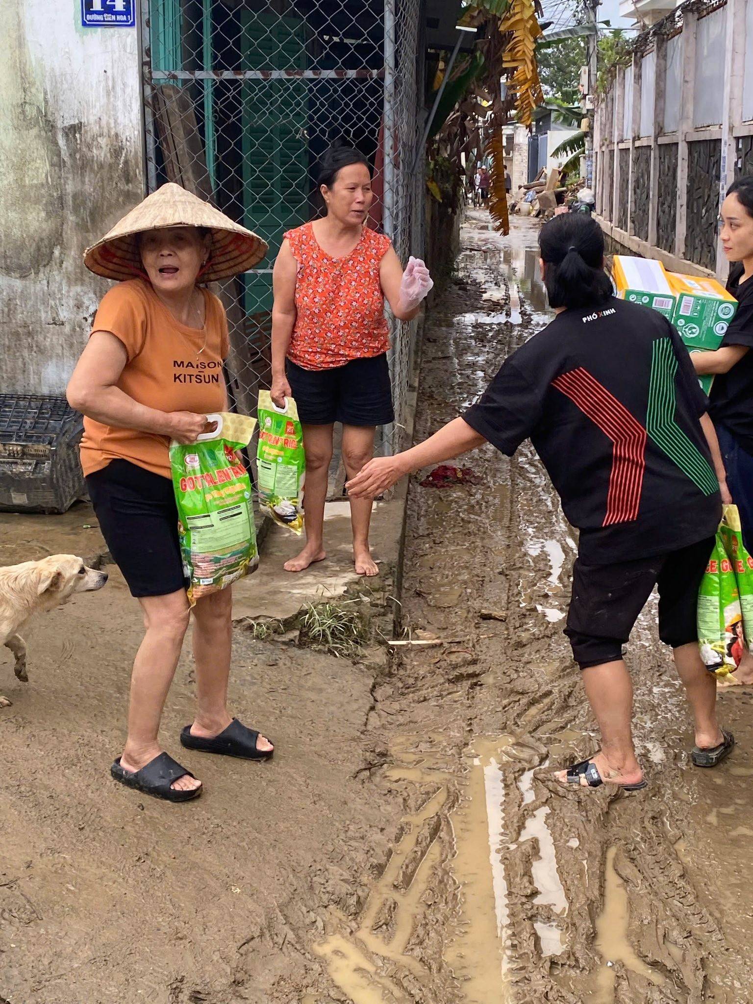 Sau cơn lũ dữ, điều còn ở lại tại Nha Trang – Khánh Hòa là tình người không thể cuốn trôi