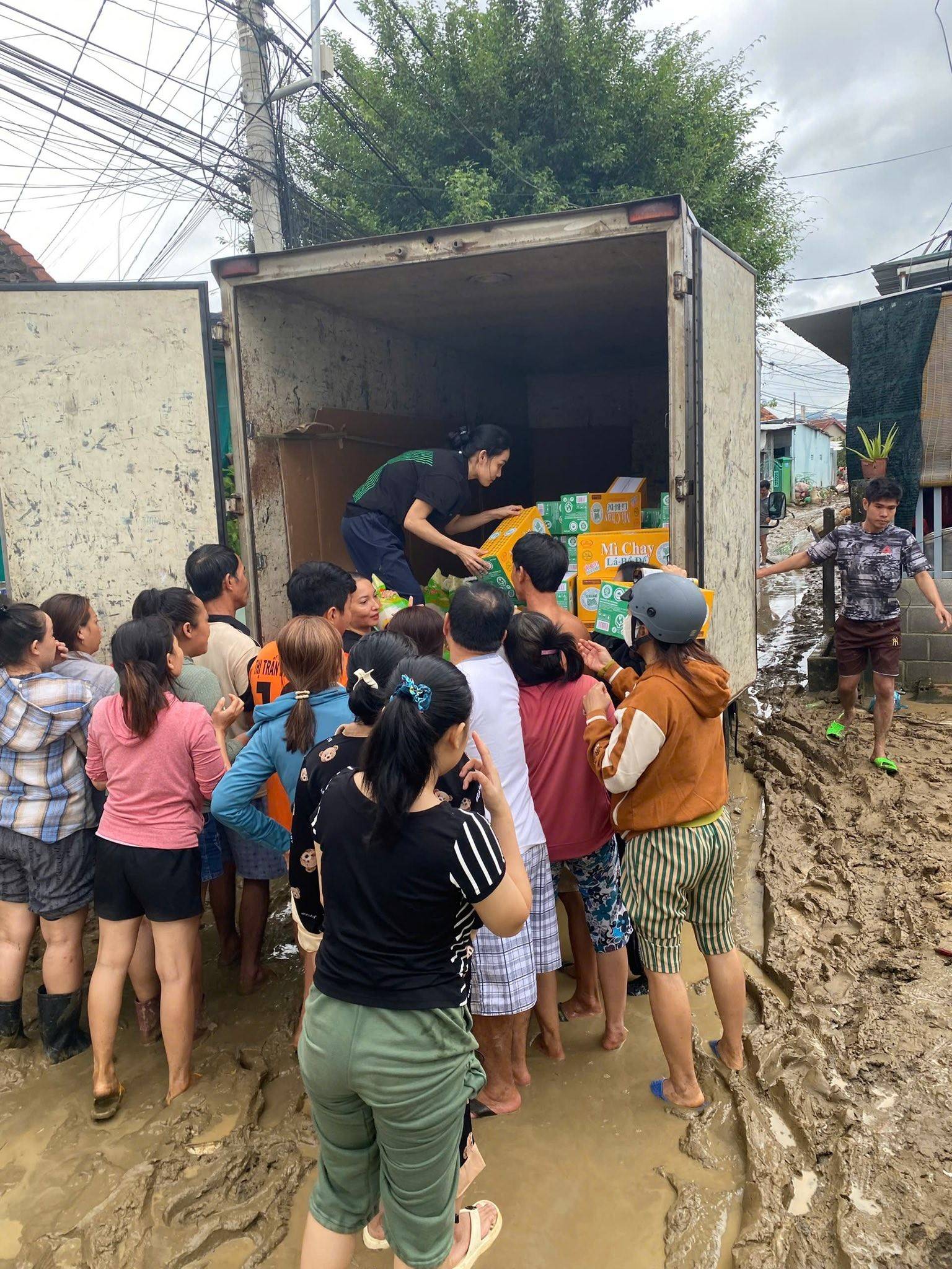 Sau cơn lũ dữ, điều còn ở lại tại Nha Trang – Khánh Hòa là tình người không thể cuốn trôi