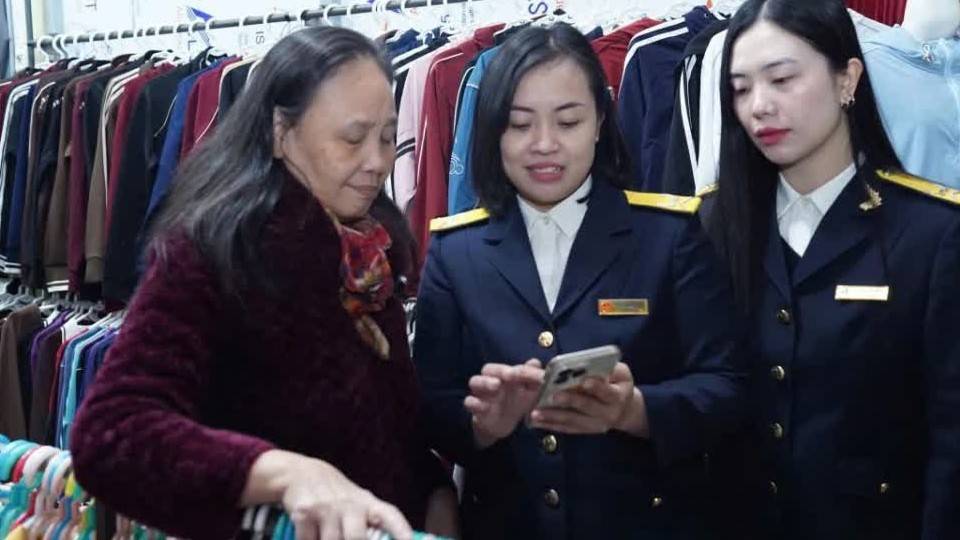 Cán bộ thuế Hà Nội đồng hành, hỗ trợ hộ kinh doanh chuyển đổi mạnh mẽ