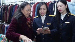 Cán bộ thuế Hà Nội đồng hành, hỗ trợ hộ kinh doanh chuyển đổi mạnh mẽ