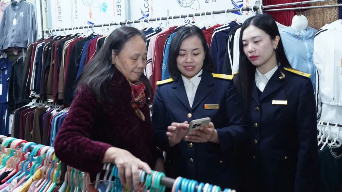 Cán bộ thuế Hà Nội đồng hành, hỗ trợ hộ kinh doanh chuyển đổi mạnh mẽ