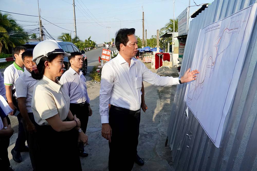 Phó Chủ tịch Ủy ban nhân dân tỉnh khảo sát tiến độ Dự án Đường giao thông hai bên bờ sông Bảo Định