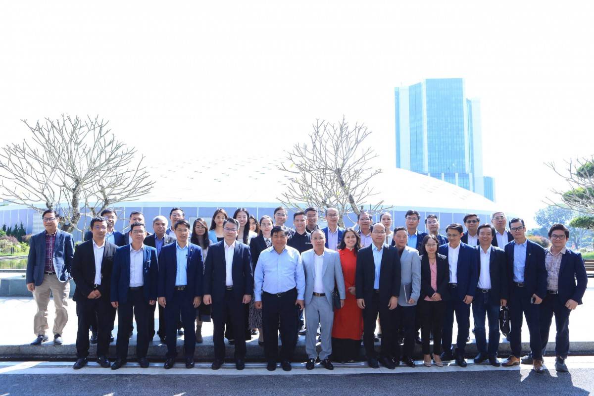 Phó Thủ tướng Chính phủ chụp ảnh lưu niệm với các chuyên gia của năm Mạng lưới Đổi mới sáng tạo phục vụ phát triển các ngành công nghệ chiến lược