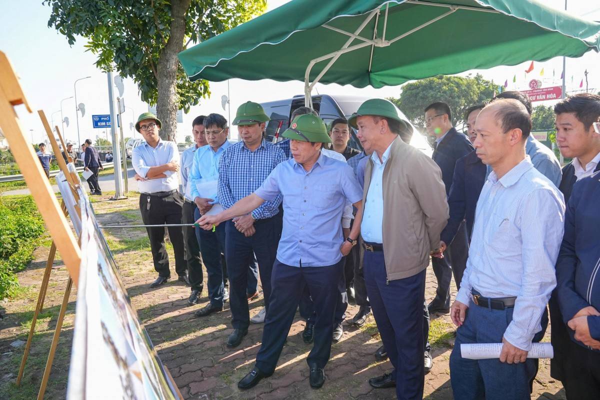 Đồng chí Lê Tiến Châu, Uỷ viên Trung ương Đảng, Bí thư Thành uỷ, Trưởng Đoàn đại biểu Quốc hội thành phố Hải Phòng cùng lãnh đạo các sở, ngành kiểm tra thực trạng tuyến kè sông Sặt.