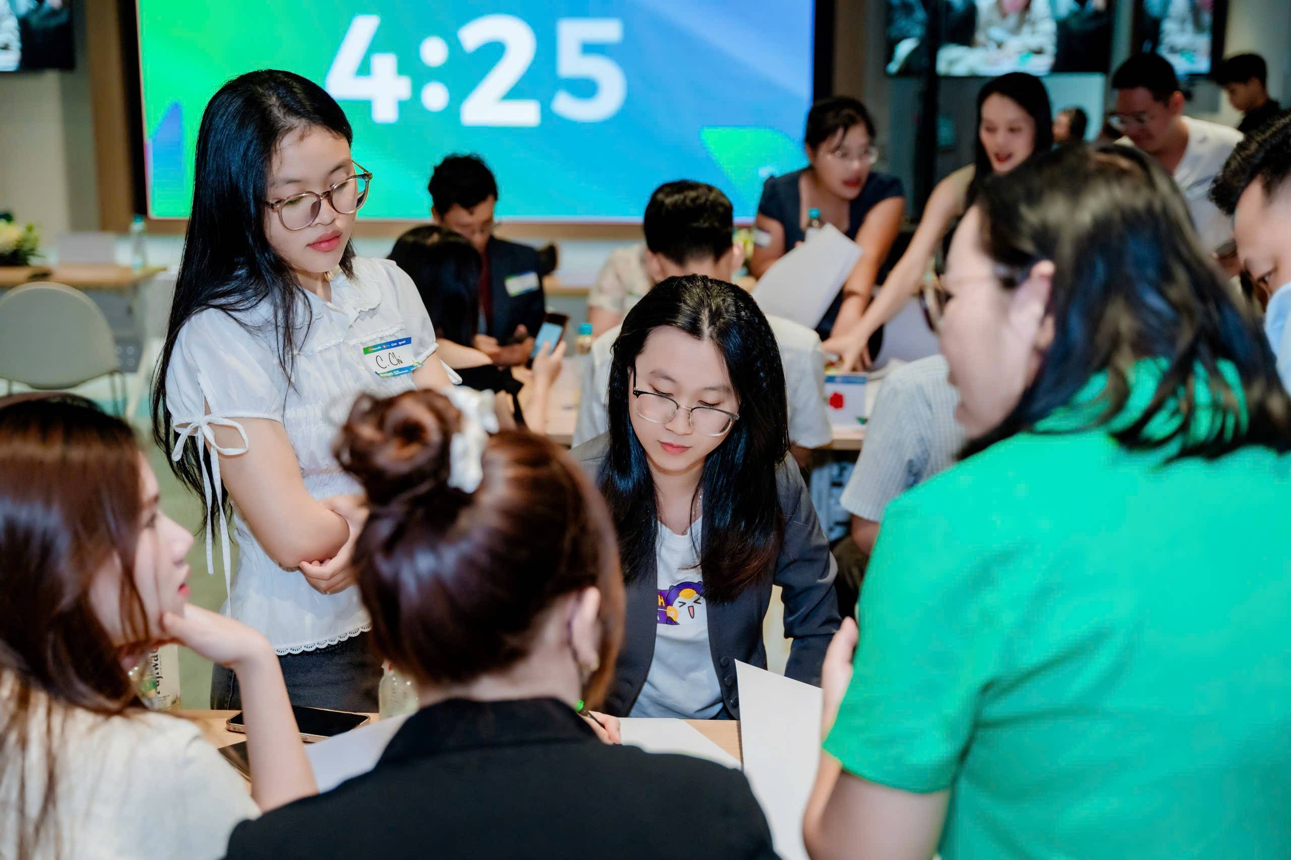 Khách hàng doanh nghiệp sôi nổi tham gia thảo luận tại workshop