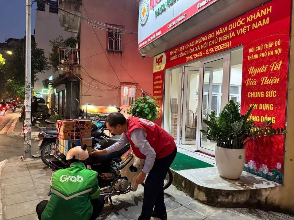 Một bạn grab (giấu tên) dù tối muộn vẫn tranh thủ chở đến Hội những món quà nhỏ của mình