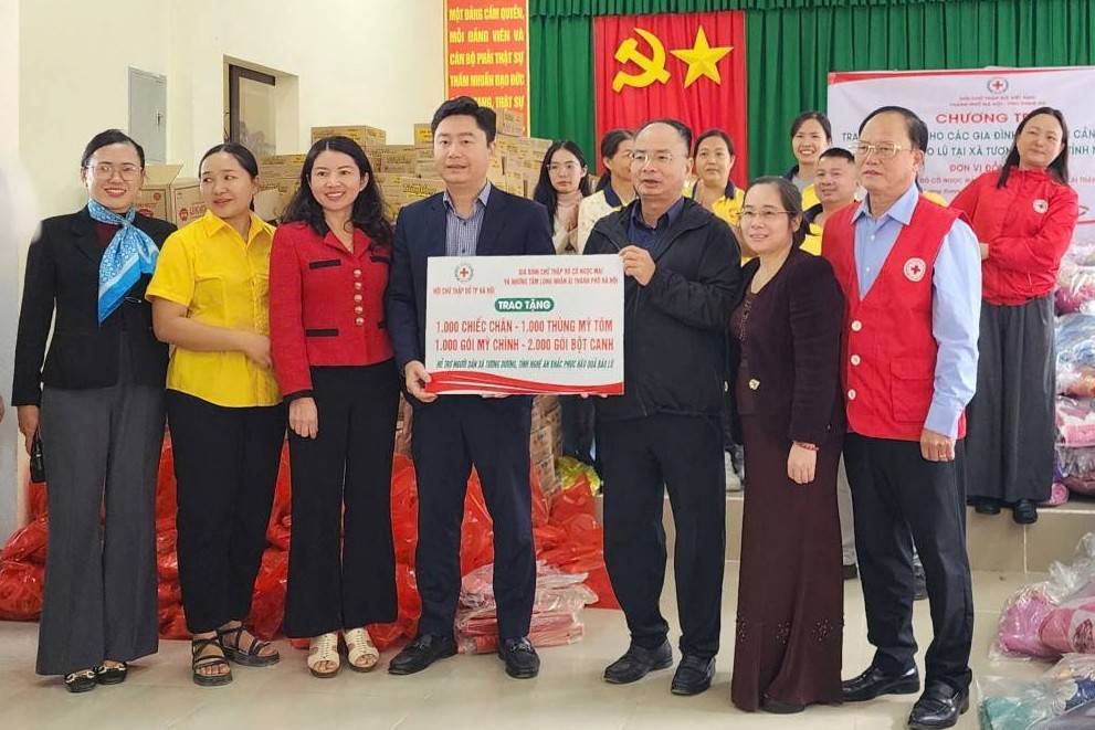 Hà Nội trao 1.000 suất quà hỗ trợ người dân Nghệ An khắc phục hậu quả mưa lũ