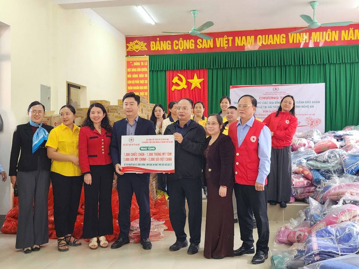 Hà Nội trao 1.000 suất quà hỗ trợ người dân Nghệ An khắc phục hậu quả mưa lũ