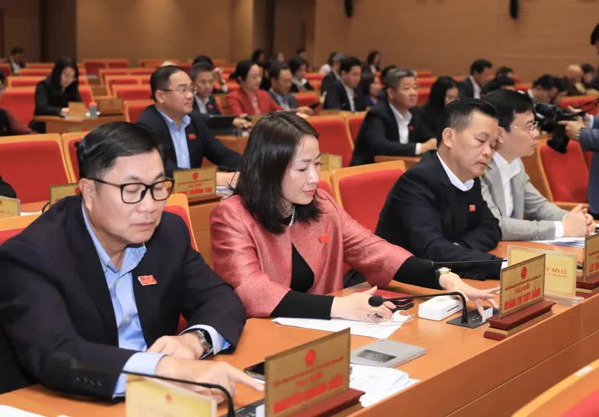 Các đại biểu HĐND TP Hà Nội bấm nút thông qua nghị quyết về danh mục, mức thu và cơ chế quản lý các dịch vụ phục vụ, hỗ trợ hoạt động giáo dục tại cơ sở giáo dục mầm non và phổ thông công lập. Ảnh: VT