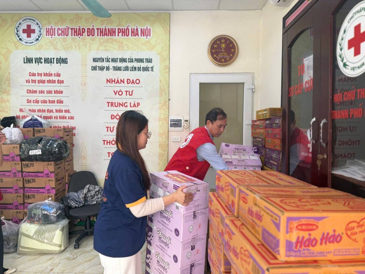 Mỳ tôm, sữa, bánh mỳ…được mọi người chuyển đến Hội để ủng hộ