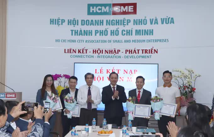 Hiệp hội DNNVV TPHCM trao quyết định kết nạp hội viên mới.