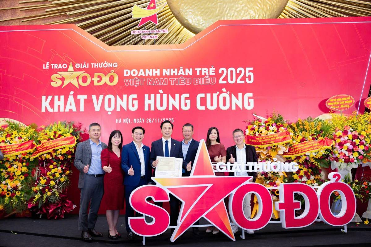 Ông Nguyễn Văn Luyến – Tổng giám đốc Tổng công ty UDIC (Đứng giữa) tại lễ trao giải Sao Đỏ - Doanh nhân trẻ tiêu biểu 2025