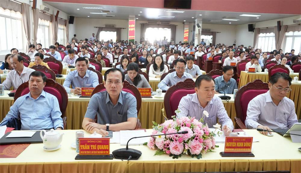 Đại biểu tham dự chương trình phát động ủng hộ đồng bào miền Trung, Tây Nguyên khắc phục hậu quả do mưa lũ gây ra.