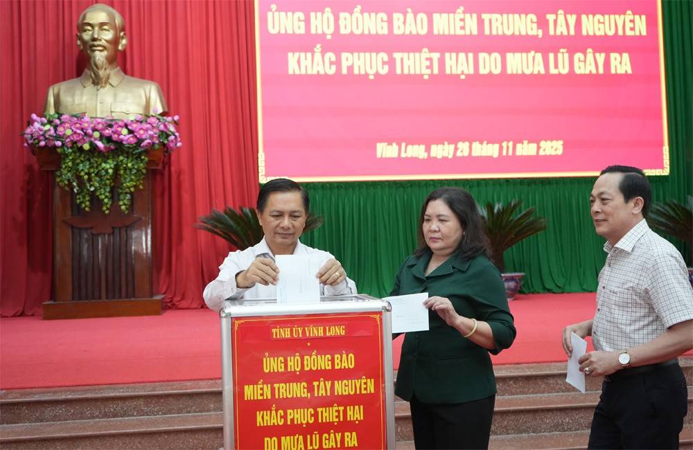 Các đồng chí lãnh đạo tỉnh tham gia ủng hộ đồng bào ảnh hưởng bão lũ.