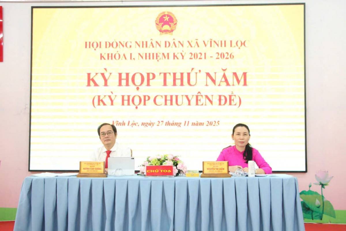 Kỳ họp thứ Năm (kỳ họp chuyên đề) dưới sự chủ trì của Bí thư Đảng ủy, Chủ tịch HĐND xã Huỳnh Cao Cường và Phó Chủ tịch HĐND xã Nguyễn Thị Diễm