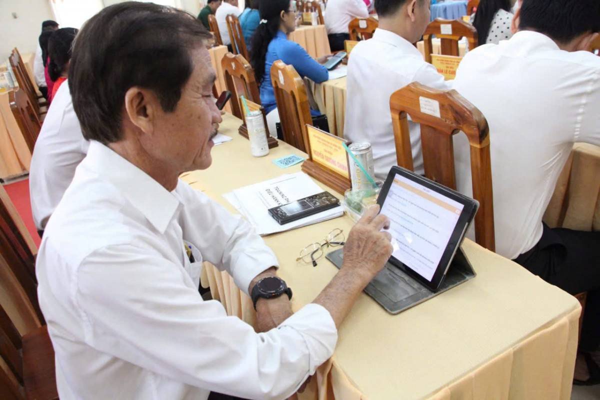 Tại hội nghị, đại biểu được hướng dẫn cài đặt ứng dụng, đăng nhập, quản lý tài khoản