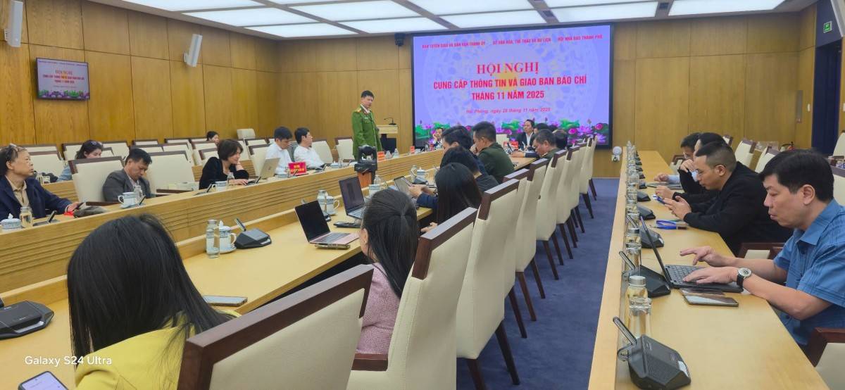 Thượng tá Vũ Văn Khải, Phó Trưởng phòng Cảnh sát điều tra tội phạm về ma túy (Công an thành phố Hải Phòng) cung cấp thông tin tại hội nghị giao ban báo chí tháng 11/2025