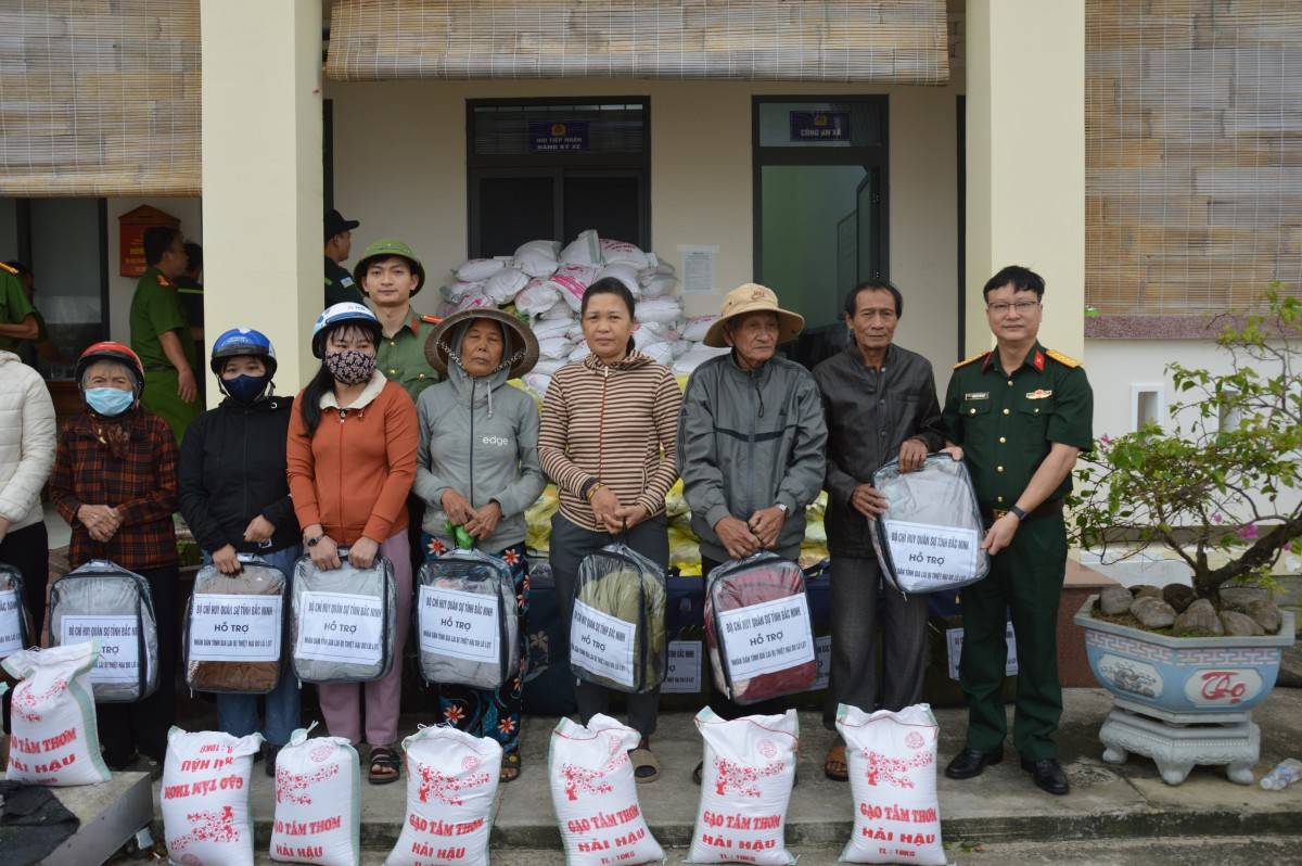 Bộ CHQS tỉnh Bắc Ninh thăm, tặng quà hỗ trợ nhân dân tỉnh Gia Lai