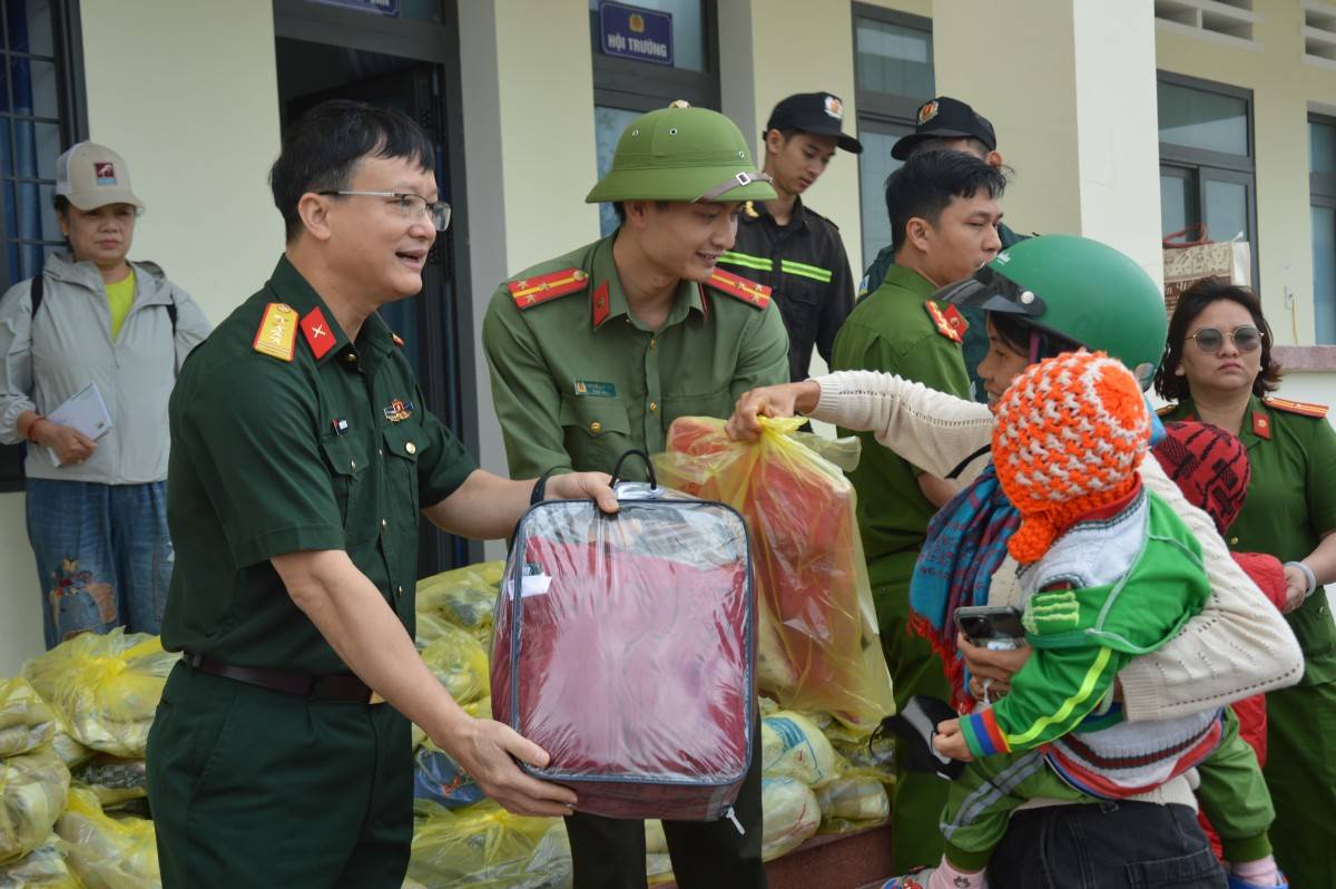 Bộ CHQS tỉnh Bắc Ninh thăm, tặng quà hỗ trợ nhân dân tỉnh Gia Lai