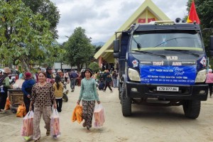 Quỹ Thiện nguyện Mạc Hoa và Nhóm Thiện nguyện Thiện Tâm  trao hơn 7 tấn hàng hóa giúp người dân bị thiệt hại do mưa lũ