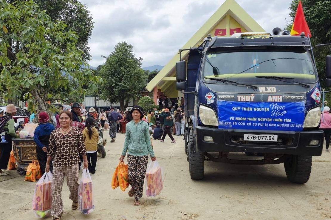 Quỹ Thiện nguyện Mạc Hoa và Nhóm Thiện nguyện Thiện Tâm  trao hơn 7 tấn hàng hóa giúp người dân bị thiệt hại do mưa lũ